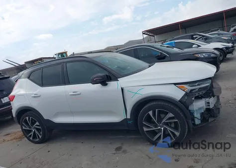 2019 Volvo Xc40 T4 R-Design z USA, uszkodzony, nr VIN YV4AC2HM4K2113680